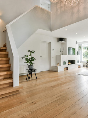Modernes Wohnzimmer in einem Einfamilienhaus