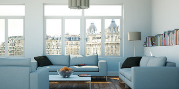 Wohnzimmer mit blauen Sofas und Blick auf die Stadt