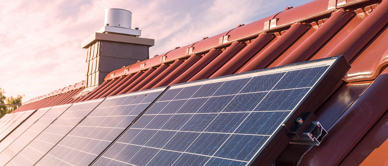 Solarpanels auf Dach von Haus