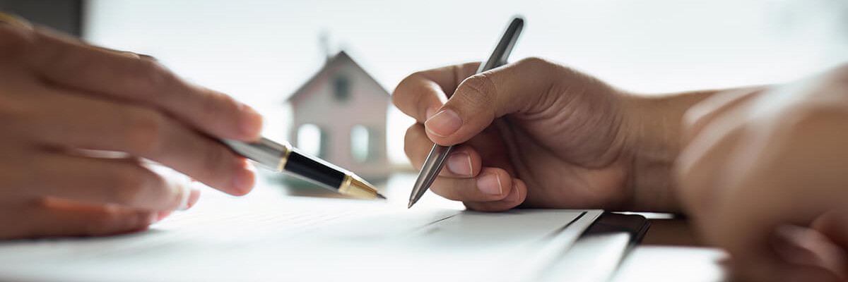 Personen unterschreiben Dokumente