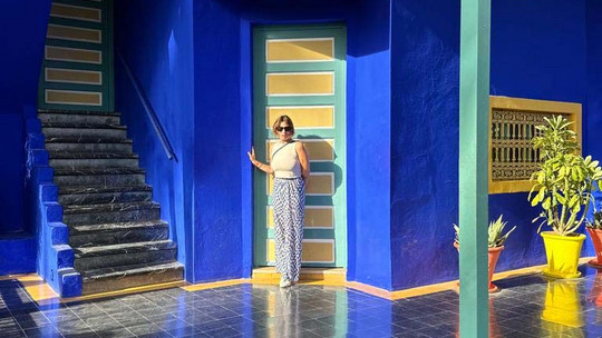 Blaues Haus und eine Person steht vor dem Eingang