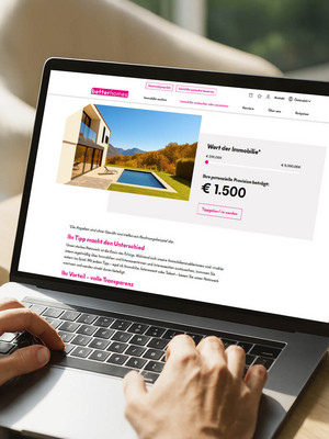Personen geben sich einen Handschlag mit Modellhaus im Hintergrund
