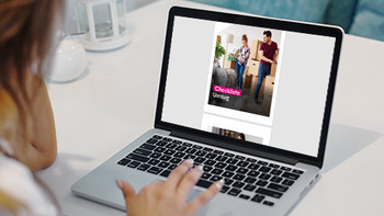 Frau sitzt am Laptop