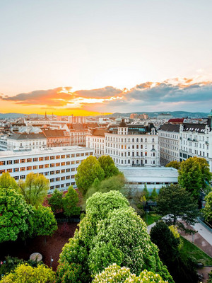 Wien von oben mit Sonnenaufgang