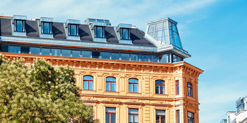 Haus mit oranger Fassade in Wien