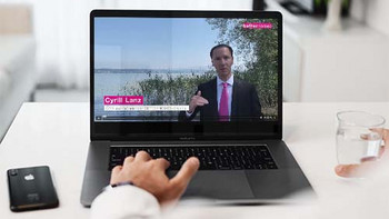 Ein Bewerber schaut sich die Unternehmensvorstellung online an
