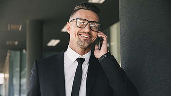 Eine Person telefoniert mit dem Mobiltelefon
