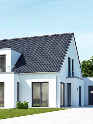 Einfamilienhaus im Grünen und blauem Himmel
