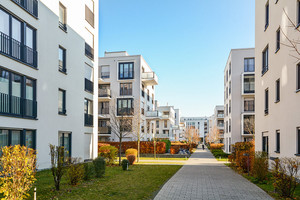 Wohnungssiedlung mit Balkon und blauem Himmel