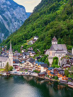 Österreich Dorf am See aus der Vogelperspektive