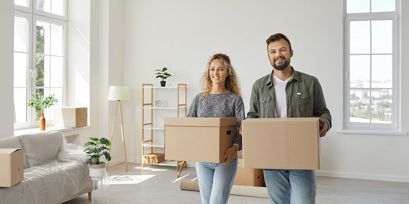 Paar mit Umzugsboxen in Wohnung