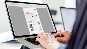 Mann am Laptop schaut sich die Zustandsanalyse von Immoledo an