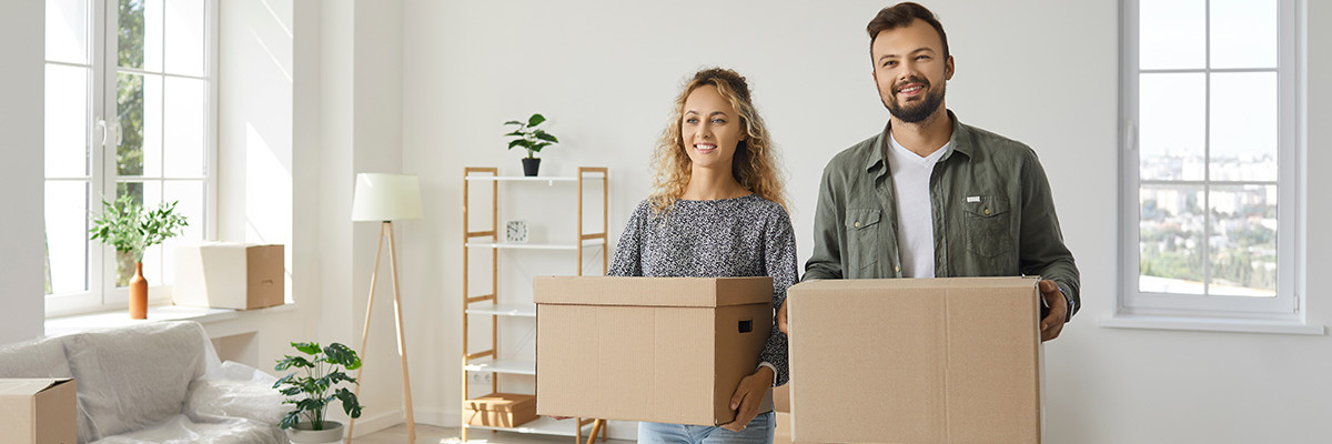 Paar mit Umzugsboxen in Wohnung