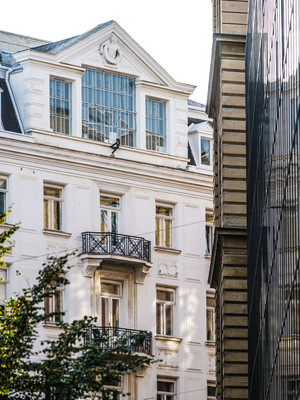 Altbau in der Stadt mit Glasgebäude auf der Seite
