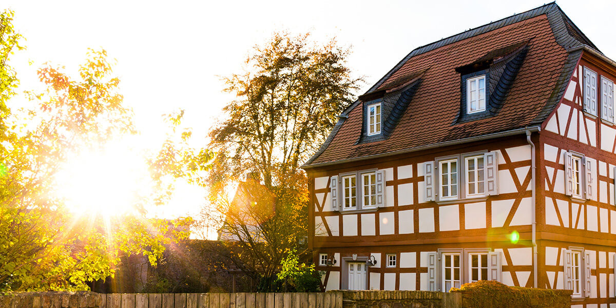 Altbau bei Sonnenschein