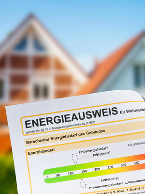 Energieausweis Dokument vor Einfamilienhäusern