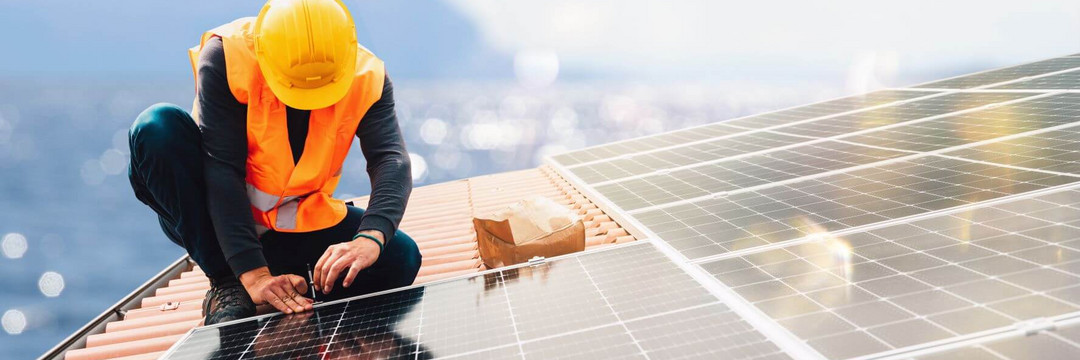 Solarplatten werden auf dem Haus angebracht