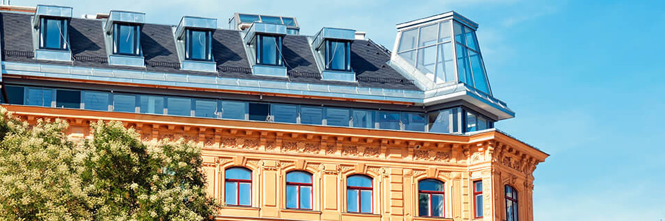 Haus mit oranger Fassade in Wien