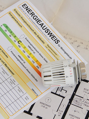 Wohnungsplan mit Energieausweis darüber liegend