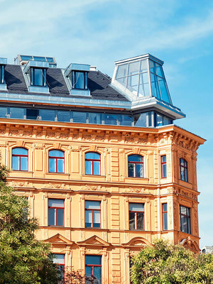 Haus mit oranger Fassade in Wien