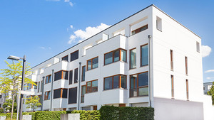 Siedlung mit neugebauten Mehrfamilienhäusern