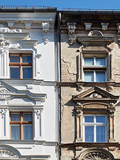 Neu saniertes Gebäude neben altem Gebäude