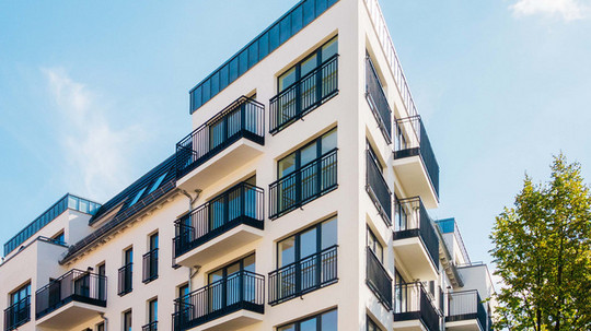 Modernes Mehrfamilienhaus von aussen fotografiert