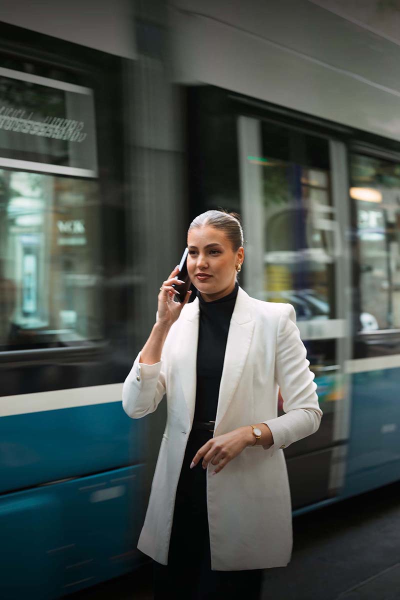 Frau in Anzug in Zürich