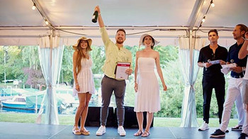 Makler erhält Urkunde und Champagner überreicht
