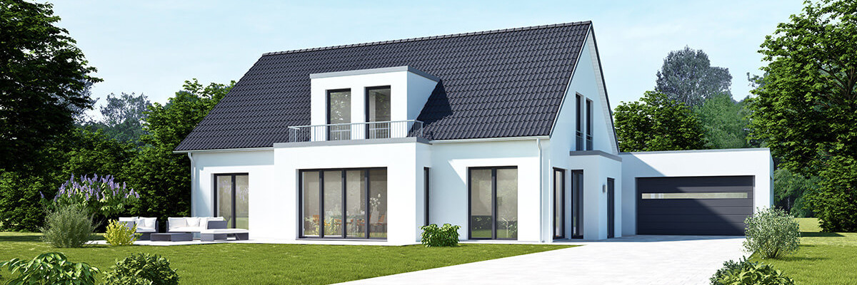 Einfamilienhaus im Grünen und blauem Himmel