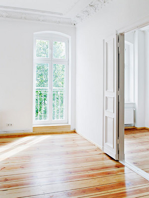 Albauwohnung mit weissen Wänden und hohen Feistern