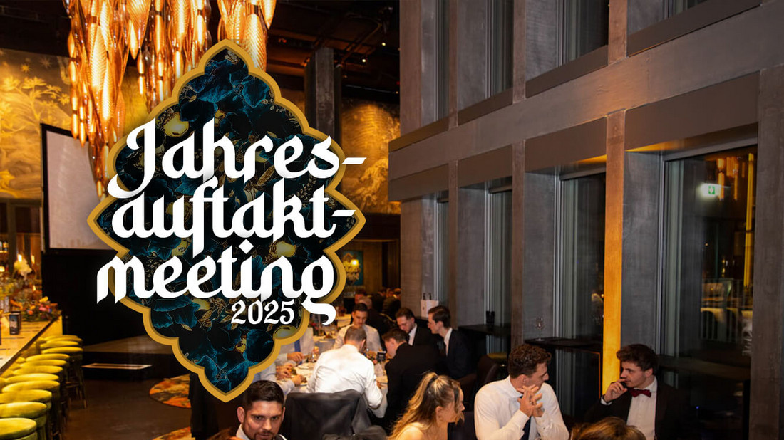 Festlich gekleidete Mitarbeiter beim Essen am Jahresauftaktmeeting 2025