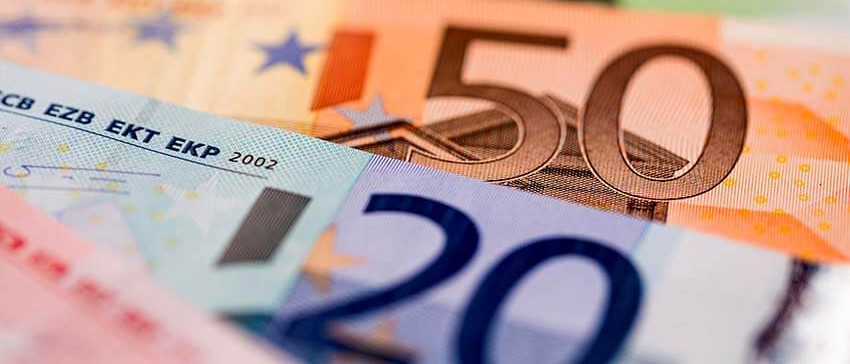 Euro Noten liegen übereinander