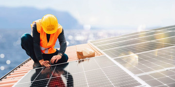 Solarplatten werden auf dem Haus angebracht