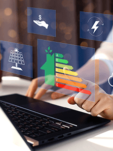 Mann sitzt am Laptop und schaut seinen Energieausweis an