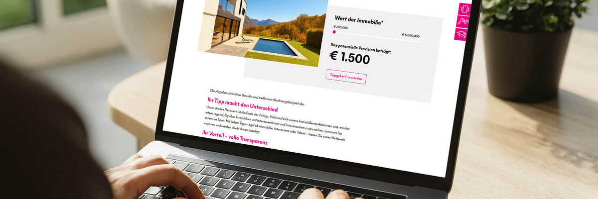 Personen geben sich einen Handschlag mit Modellhaus im Hintergrund