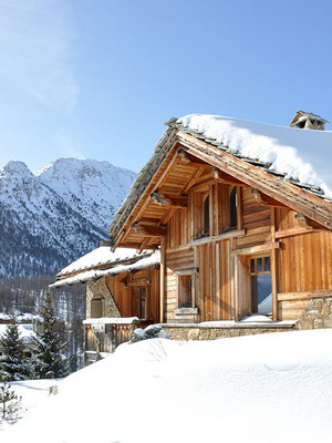 Chalet im Schnee in österreichischen Alpen