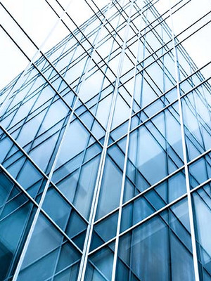 Modernes Glasgebäude mit spiegelnder Fassade