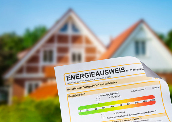 Energieausweis Dokument vor Einfamilienhäusern
