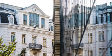 Altbau in der Stadt mit Glasgebäude auf der Seite