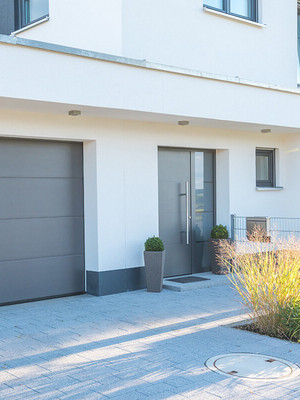Eingangstüre und Garagentor eines Einfamilienhaus