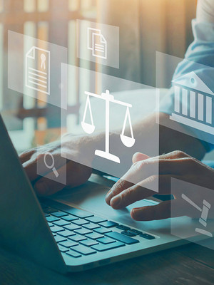 Mann tippt auf Laptop mit Wage Icon