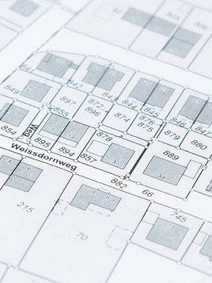 Mehrfamilienhäuser bei schönem Wetter