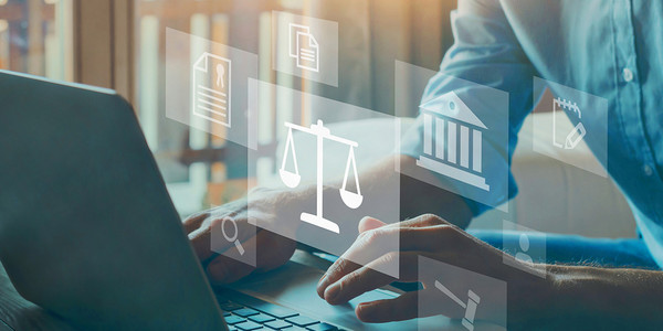 Mann tippt auf Laptop mit Wage Icon