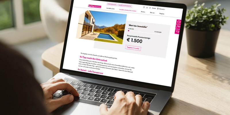 Personen geben sich einen Handschlag mit Modellhaus im Hintergrund