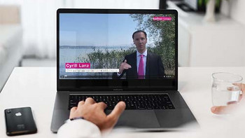 Ein Bewerber schaut sich die Unternehmensvorstellung online an