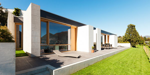 Die grosszügige Terrasse eines Einfamilienhauses