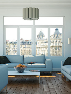 Wohnzimmer mit blauen Sofas und Blick auf die Stadt