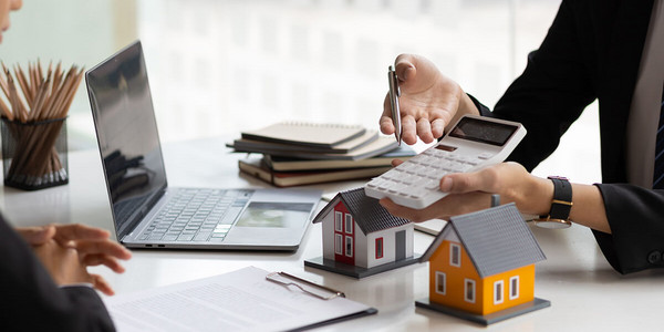 Frau hält Modellhaus in der Hand 