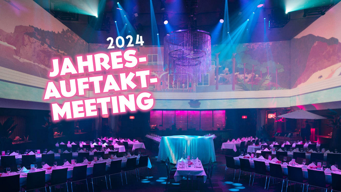 Eventlocation mit gedeckten Tischen und Wasserbecken am Jahresauftaktmeeting 2024